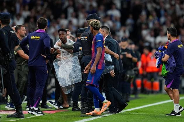 October 26, 2025, Madrid, Madrid, Spain: Lamine Yamal of FC Barcelona, Barca reacts after losing the match during the Spanish League, LaLiga EA Sports, football match played between Real Madrid C.F. and FC Barcelona at Santiago Bernabeu stadium on October 26, 2025, in Madrid, Spain. Madrid Spain - ZUMAa181 20251026_zaa_a181_200 Copyright: xDennisxAgyemanx