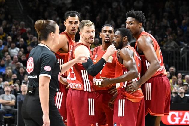 26 10 2025, xlakx, Basketball BBL Bundesliga, Alba Berlin FC Bayern Munich Basketball v l Oscar da Silva FC Bayern Basketball , Andreas Obst FC Bayern Basketball , Kamar Baldwin FC Bayern Basketball , David McCormack FC Bayern Basketball in conversation Berlin Daniel Lakomski