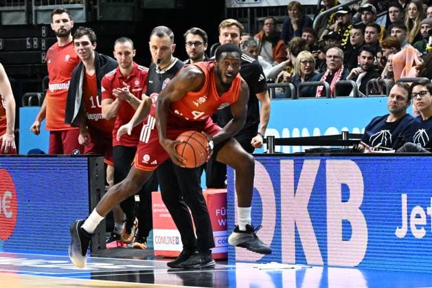 26 10 2025, xlakx, Basketball BBL Bundesliga, Alba Berlin FC Bayern Munich Basketball v l Kamar Baldwin FC Bayern Basketball am Ball Berlin Daniel Lakomski