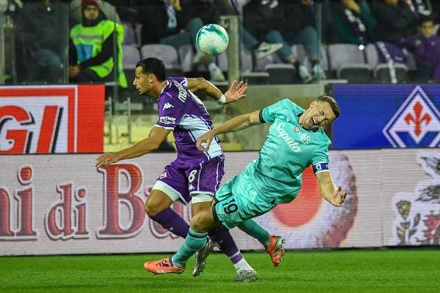Lewis Ferguson (Bologna) is fouled by Rolando Mandragora (Fiorentina) during ACF Fiorentina vs Bologna FC, Italian soccer Serie A match in Florence, Italy, October 26 2025  Copyright: xFabioxFagiolini IPAxSportx xipa-agency.netx xx IPA_67114326 IPA_Agency_IPA67114326