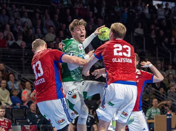 Handball, Men, Season 2025 2026, DAIKIN Handball Bundesliga 10 Matchday , Füchse Berlin HSV Hamburg, f l Moritz Sauter Hamburg , Nils Lichtlein Füchse Berlin , Einar Olafsson Hamburg , 26 10 2025, Copyright: xSebastianxRäppold MatthiasxKochx