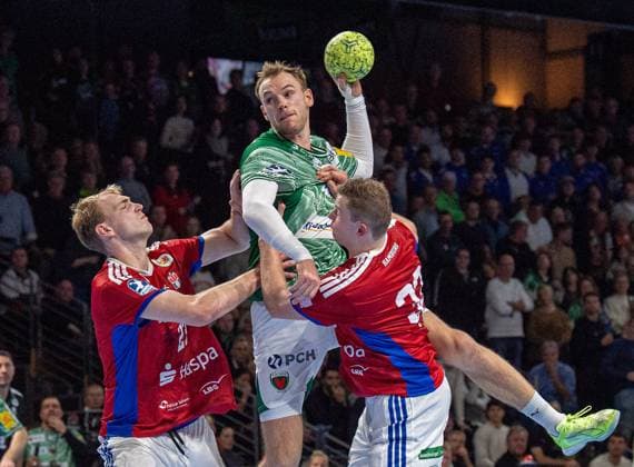 Handball, Men, Season 2025 2026, DAIKIN Handball Bundesliga 10 Matchday , Füchse Berlin HSV Hamburg, f l Einar Olafsson Hamburg , Mathias Gidsel Füchse Berlin , Moritz Sauter Hamburg , 26 10 2025, Copyright: xSebastianxRäppold MatthiasxKochx