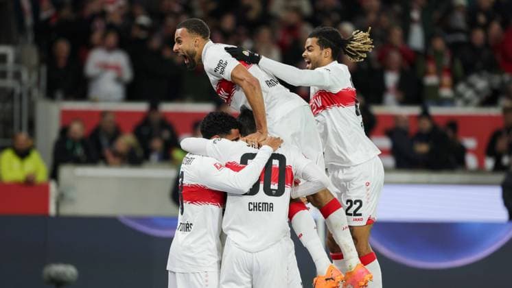 Stuttgart, Bundesliga soccer VfB Stuttgart vs 1 FSV Mainz 05, cheering after the goal to 2 1 According to the regulations of the DFL German Soccer League, it is prohibited to use or have used photographs taken in the stadium and or of the match in the form of sequential images and or video-like photo series