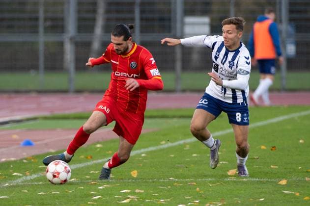 GER, Soccer, RLN, VfB Oldenburg vs Bremer SV 26 10 2025, Marschwegstadion, Oldenburg, GER, RLN, VfB Oldenburg vs Bremer SV, DFL regulations prohibit any use of photographs as image sequences and or quasi video, im Bild Ilhan ALTUNTAS Bremer SV 4 Rafael BRAND VfB Oldenburg 8 nordphotoxgmbhx xRojahn nph00310
