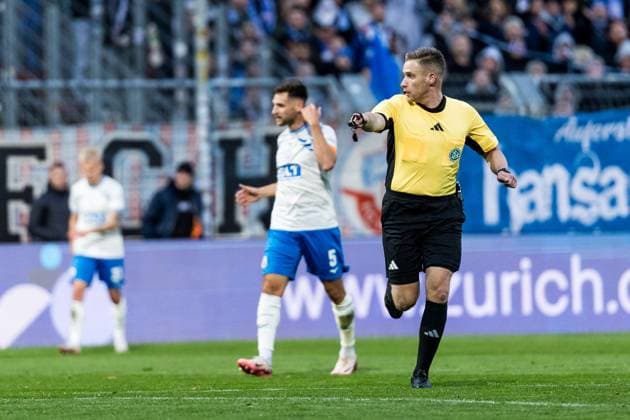 3 Liga Viktoria Köln Hansa Rostock 26 10 2025 Referee Felix Weller points to the spot 3 Liga Viktoria Köln Hansa Rostock, Cologne, Sportpark Höhenberg on 26 10 2025 DFB REGULATIONS PROHIBIT ANY USE OF PHOTOGRAPHS AS IMAGE SEQUENCES AND OR QUASI VIDEO Copyright: xBEAUTIFULxSPORTS Wunderlx