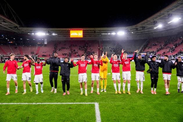 2025-10-26 AZ Alkmaar v FC Utrecht - Dutch Eredivisie ALKMAAR, NETHERLANDS - OCTOBER 26: Players of AZ celebrating their sides win, Sven Mijnans of AZ Alkmaar, Denso Kasius of AZ Alkmaar, Ibrahim Sadiq of AZ Alkmaar, Wouter Goes of AZ Alkmaar, Goalkeeper Rome Jayden Owusu-Oduro of AZ Alkmaar, Matej Sin of AZ Alkmaar, Isak Jensen of AZ Alkmaar, Troy Parrott of AZ Alkmaar during the Dutch Eredivisie match between AZ Alkmaar and FC Utrecht at AFAS Stadion on October 26, 2025 in Alkmaar, Netherlands. Alkmaar AFAS Stadion Netherlands Content not available for redistribution in The Netherlands directly or indirectly through any third parties. Copyright: xEdxvanxdexPolx