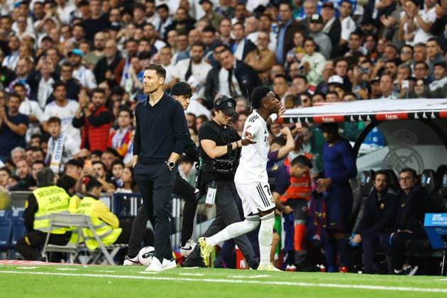 (L-R) Xabi Alons, Vinicius Junior (Real), OCTOBER 26, 2025 - Football Soccer : Vinicius expresses dissatisfaction with the alternation during Spanish LaLiga EA Sports match between Real Madrid CF - FC Barcelona, Barca at the Estadio Santiago Bernabeu in Madrid, Spain. Noxthirdxpartyxsales  aflo_308306826