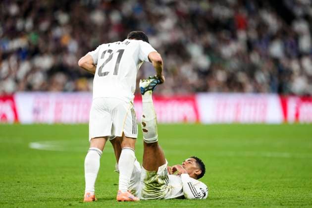 October 26, 2025, Madrid, Madrid, Spain: Jude Bellingham of Real Madrid CF lies injured on the pitch during the Spanish League, LaLiga EA Sports, football match played between Real Madrid C.F. and FC Barcelona, Barca at Santiago Bernabeu stadium on October 26, 2025, in Madrid, Spain. Madrid Spain - ZUMAa181 20251026_zaa_a181_218 Copyright: xOscarxJ.xBarrosox