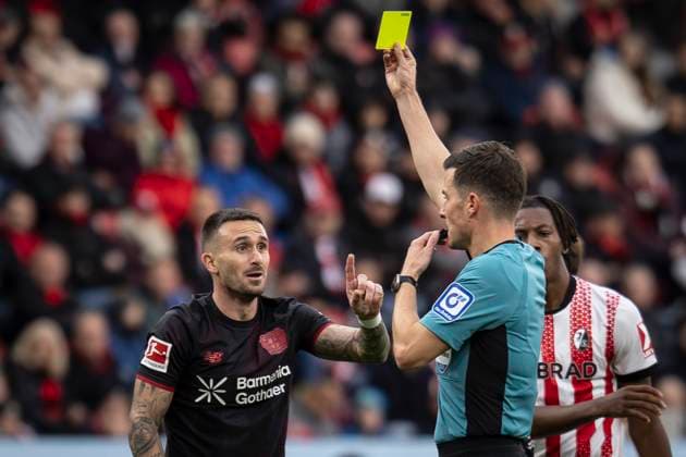 Bayer 04 Leverkusen vs SC Freiburg, 26 10 2025 LEVERKUSEN, GERMANY OCTOBER 26 Aleix Garcia Bayer 04 Leverkusen, 24 and Referee Harm Osmers Hnnover showing him the yellow card during the Bundesliga match gameday 8 between Bayer 04 Leverkusen vs SC Freiburg at BayArena on October 26, 2025 in Leverkusen, Germany Photo by Axel Kohring Beautiful Sports DFL REGULATIONS PROHIBIT ANY USE OF PHOTOGRAPHS AS IMAGE SEQUENCES AND OR QUASI VIDEO Copyright: xBEAUTIFULxSPORTS AxelxKohringx