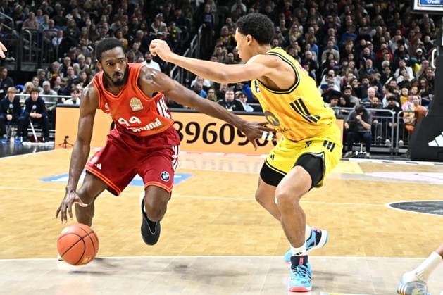 26 10 2025, xlakx, Basketball BBL Bundesliga, Alba Berlin FC Bayern Munich Basketball v l Kamar Baldwin FC Bayern Basketball , Jack Kayil Alba Berlin duel, duel, fight, tackle Berlin Daniel Lakomski