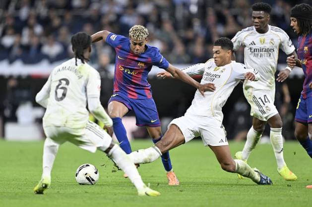 Real Madrid v Barcelona - La Liga MADRID, SPAIN - OCTOBER 26: Lamine Yamal of Barcelona in action against Jude Bellingham of Real Madrid during La Liga week 10 football match between Real Madrid and Barcelona at Santiago Bernabeu Stadium in Madrid, Spain on October 26, 2025. Burak Akbulut Anadolu Madrid Spain. Editorial use only. Please get in touch for any other usage.  Copyright: x2025xAnadoluxBurakxAkbulutx