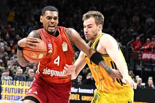 26 10 2025, xlakx, Basketball BBL Bundesliga, Alba Berlin FC Bayern Munich Basketball v l Xavier Rathan Mayes FC Bayern Basketball , Malte Delow Alba Berlin duel, duel, fight, tackle Berlin Daniel Lakomski