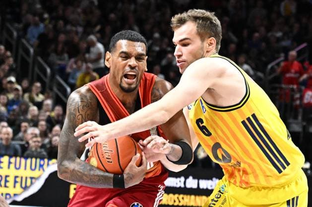 26 10 2025, xlakx, Basketball BBL Bundesliga, Alba Berlin FC Bayern Munich Basketball v l Xavier Rathan Mayes FC Bayern Basketball , Malte Delow Alba Berlin duel, duel, fight, tackle Berlin Daniel Lakomski