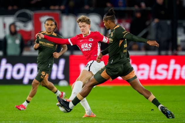 ALKMAAR , 26-10-2025 , AFAS stadium , season 2025 2026 , Dutch Eredivisie football , match between AZ and FC Utrecht , Picture shows AZ player Sven Mijnans and FC Utrecht player SÃ bastien Haller AZ - Utrecht  x31705156x Copyright: