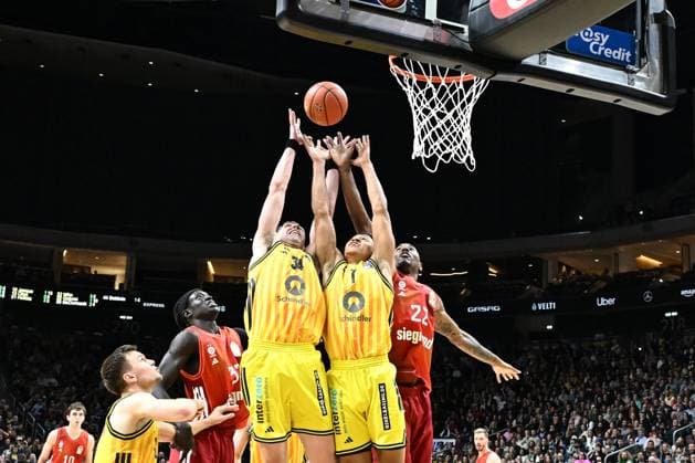 26 10 2025, xlakx, Basketball BBL Bundesliga, Alba Berlin FC Bayern Munich Basketball v l Justin Bean Alba Berlin ,Jack Kayil Alba Berlin ,Isiaha Mike FC Bayern Basketball goes for the basket Berlin Daniel Lakomski