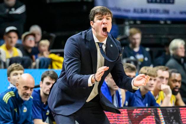 GER, Berlin, Basketball, Alba Berlin vs FC Bayern Basketball in the Uber Arena, BBL, Matchday 5, in the picture from left Pedro Calles Alba, coach, cheering on his team, 26 10 2025 Copyright: HMBxMedia UwexKoch