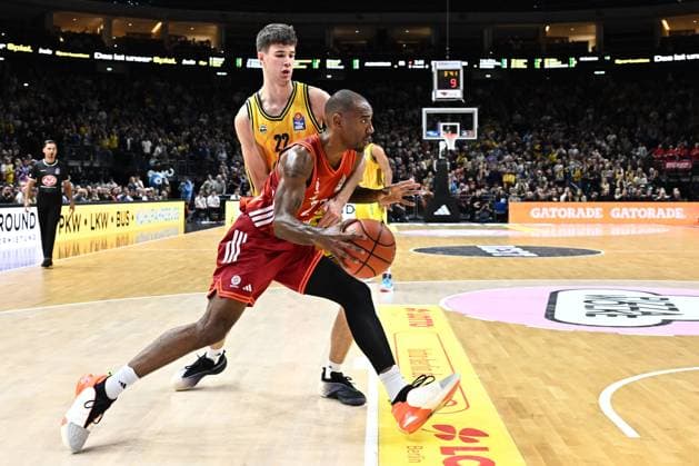 26 10 2025, xlakx, Basketball BBL Bundesliga, Alba Berlin FC Bayern Munich Basketball v l Nevio Bennefeld Alba Berlin , Isiaha Mike FC Bayern Basketball duel, duel, fight, tackle Berlin Daniel Lakomski