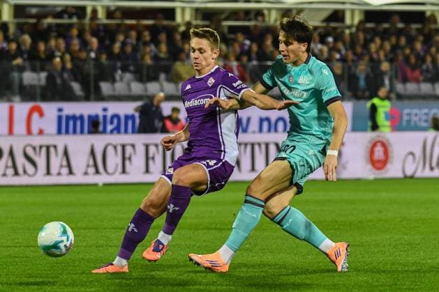 Hans Nicolussi Caviglia (Fiorentina) fights for the ball against during ACF Fiorentina vs Bologna FC, Italian soccer Serie A match in Florence, Italy, October 26 2025  Copyright: xFabioxFagiolini IPAxSportx xipa-agency.netx xx IPA_67113804 IPA_Agency_IPA67113804