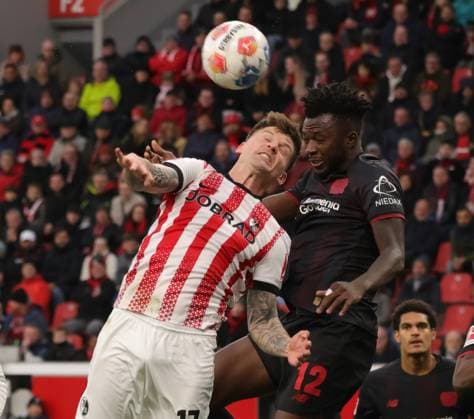 Header duel Lukas Kübler SCF, L and Edmond Faycial Tapsoba B04 , Leverkusen, Germany, 26 10 2025, Soccer Bundesliga, Matchday 8, Bayer 04 Leverkusen SC Freiburg DFL REGULATIONS PROHIBIT ANY USE OF PHOTOGRAPHS AS IMAGE SEQUENCES AND OR QUASI VIDEO