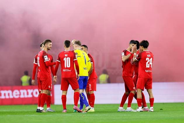Soccer 3 Liga, Matchday 12, Season 2025 2026, MSV Duisburg Rot Weiss Essen on 26 10 2025 at the Schauinsland Reisen Arena in Duisburg Team circle Rot Weiss essen