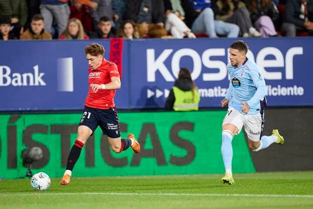 October 26, 2025, Pamplona, Navarra, SPAIN: Victor Munoz of CA Osasuna competes for the ball with Mihailo Ristic of RC Celta de Vigo during the LaLiga EA Sports match between CA Osasuna and RC Celta de Vigo at El Sadar on October 26, 2025, in Pamplona, Spain. Pamplona SPAIN - ZUMAa181 20251026_zaa_a181_237 Copyright: xRicardoxLarreinax
