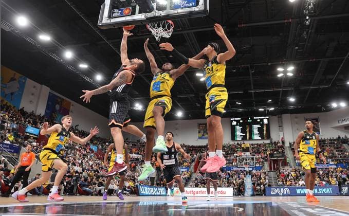 Ludwigsburg , easyCredit Basketball Bundesliga MHP Riesen Ludwigsburg vs ratiopharm Ulm , from left Christopher Ledlum Ulm Keeshawn Kellmann Riesen Brandon Tischler Riesen