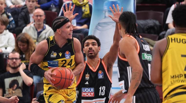 Ludwigsburg , easyCredit Basketball Bundesliga MHP Riesen Ludwigsburg vs ratiopharm Ulm , from left Brandon Tischler Riesen Mark Smith Ulm