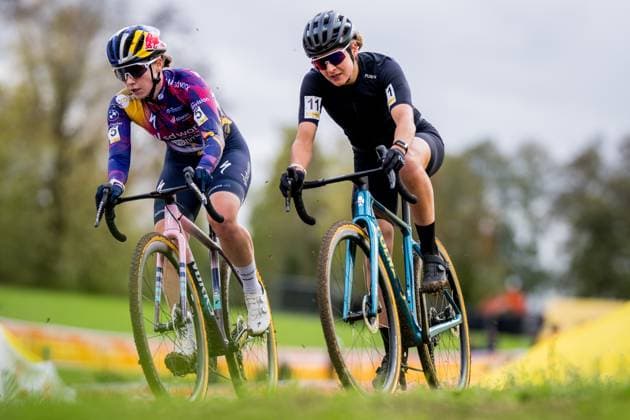 Hungarian Kata Blanka Vas and French Helene Clauzel pictured in action during the women s elite race of the Superprestige race of Overijse, stage 2 (out of 8) in the Superprestige cyclocross competition, in Overijse, Sunday 26 October 2025. JASPERxJACOBS  x138033310x
