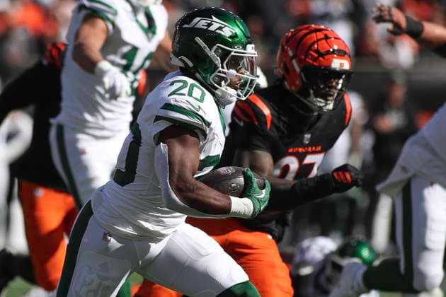 October 26, 2025: New York Jets RB Breece Hall runs the ball during WEEK 8 of the NFL, American Football Herren, USA regular season between the Cincinnati Bengals and the New York Jets in Cincinnati, Ohio. CSM Cincinnati USA - ZUMAc04_ 20251026_zma_c04_019 Copyright: xKevinxSchultzx