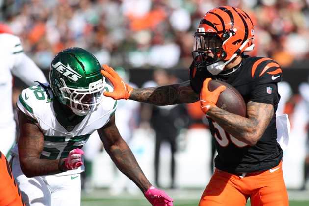 October 26, 2025: Cincinnati Bengals RB Chase Brown stiff arms New York Jets DL Eric Watts during WEEK 8 of the NFL, American Football Herren, USA regular season between the Cincinnati Bengals and the New York Jets in Cincinnati, Ohio. CSM Cincinnati USA - ZUMAc04_ 20251026_zma_c04_027 Copyright: xKevinxSchultzx
