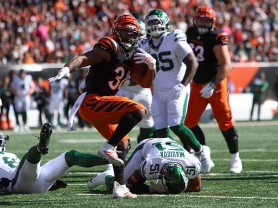 October 26, 2025: Cincinnati Bengals RB Samaje Perine runs the ball during WEEK 8 of the NFL, American Football Herren, USA regular season between the Cincinnati Bengals and the New York Jets in Cincinnati, Ohio. CSM Cincinnati USA - ZUMAc04_ 20251026_zma_c04_031 Copyright: xKevinxSchultzx
