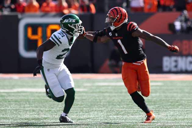 October 26, 2025: New York Jets CB Brandon Stephens (left) battles Cincinnati Bengals WR JaÃ¢â‚¬â ¢Marr Chase (right) during WEEK 8 of the NFL, American Football Herren, USA regular season between the Cincinnati Bengals and the New York Jets in Cincinnati, Ohio. CSM Cincinnati USA - ZUMAc04_ 20251026_zma_c04_036 Copyright: xKevinxSchultzx