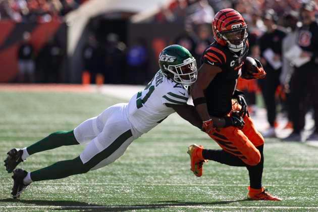 October 26, 2025: New York Jets CB Brandon Stephens (left) tackles Cincinnati Bengals WR JaÃ¢â‚¬â ¢Marr Chase (right) during WEEK 8 of the NFL, American Football Herren, USA regular season between the Cincinnati Bengals and the New York Jets in Cincinnati, Ohio. CSM Cincinnati USA - ZUMAc04_ 20251026_zma_c04_037 Copyright: xKevinxSchultzx