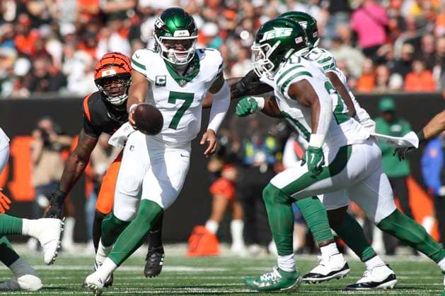 October 26, 2025: New York Jets QB Justin Fields (7) hands the ball off during WEEK 8 of the NFL, American Football Herren, USA regular season between the Cincinnati Bengals and the New York Jets in Cincinnati, Ohio. CSM Cincinnati USA - ZUMAc04_ 20251026_zma_c04_041 Copyright: xKevinxSchultzx