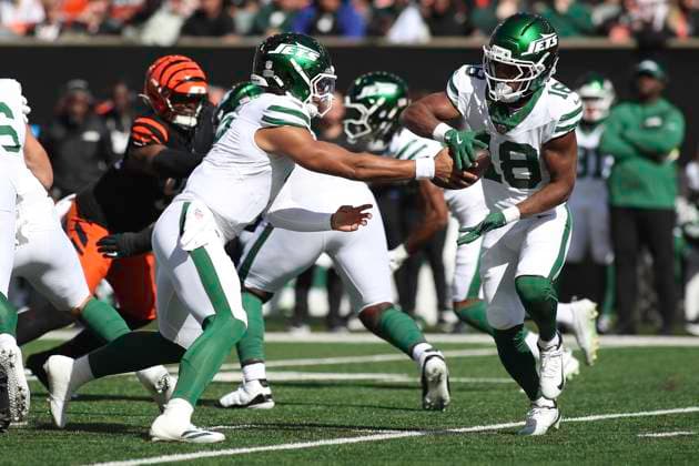 October 26, 2025: New York Jets QB Justin Fields (left) hands the ball off to teammate Isaiah Williams (18) during WEEK 8 of the NFL, American Football Herren, USA regular season between the Cincinnati Bengals and the New York Jets in Cincinnati, Ohio. CSM Cincinnati USA - ZUMAc04_ 20251026_zma_c04_042 Copyright: xKevinxSchultzx