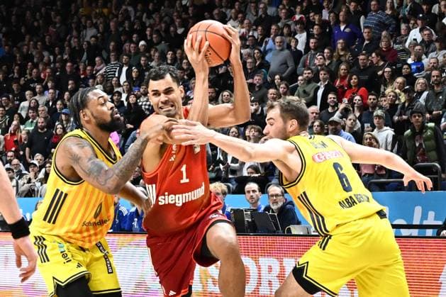 26 10 2025, xlakx, Basketball BBL Bundesliga, Alba Berlin FC Bayern Munich Basketball v l J Wan Roberts Alba Berlin , Oscar da Silva FC Bayern Basketball , Malte Delow Alba Berlin duel, duel, fight, tackle Berlin Daniel Lakomski
