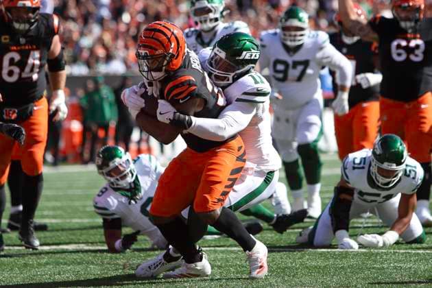 October 26, 2025: Cincinnati Bengals RB Samaje Perine (left) is tackled just short of the goal line by New York Jets EDGE Jermaine Johnson (right) during WEEK 8 of the NFL, American Football Herren, USA regular season between the Cincinnati Bengals and the New York Jets in Cincinnati, Ohio. CSM Cincinnati USA - ZUMAc04_ 20251026_zma_c04_049 Copyright: xKevinxSchultzx