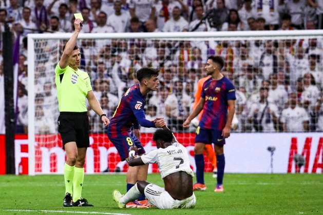 Spanish La Liga EA Sports soccer match Real Madrid vs FC Barcelona, Barca at Santiago Bernabeu Stadium in Madrid, Spain. 26 October 2025 Vinicius Jr and Pedri 900 Cordon Press  900 CordonxPress LOF - Real Madrid vs FC Barcelona