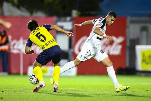 Union s Kevin Mac Allister and STVV s Ilias Sebaoui fight for the ball during a soccer match between Royale Union Saint-Gilloise and Sint-Truidense VV, Sunday 26 October 2025 in Brussels, on day 12 of the 2025-2026 Jupiler Pro League first division of the Belgian championship. BRUNOxFAHY  x138036373x