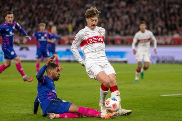 Phillipp Mwene 1 FSV Mainz 05 and Angelo Stiller VfB Stuttgart xettx, Germany, Stuttgart, 26 10 2025, Football, Bundesliga VfB Stuttgart vs 1 FSV Mainz 05, Season 2025 2026, Matchday 8, MHP Arena DFL DFB REGULATIONS PROHIBIT ANY USE OF PHOTOGRAPHS AS IMAGE SEQUENCES AND OR QUASI VIDEO