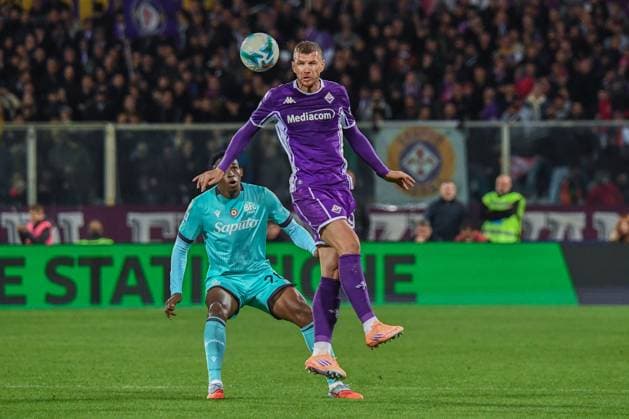header of Edin Dzeko (Fiorentina) during ACF Fiorentina vs Bologna FC, Italian soccer Serie A match in Florence, Italy, October 26 2025  Copyright: xFabioxFagiolini IPAxSportx xipa-agency.netx xx IPA_67116182 IPA_Agency_IPA67116182