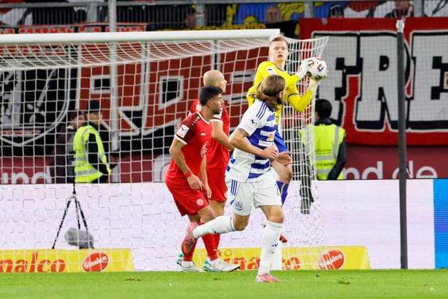 Soccer 3 Liga, Matchday 12, Season 2025 2026, MSV Duisburg Rot Weiss Essen on 26 10 2025 at the Schauinsland Reisen Arena in Duisburg Jakob Golz Rot Weiss Essen