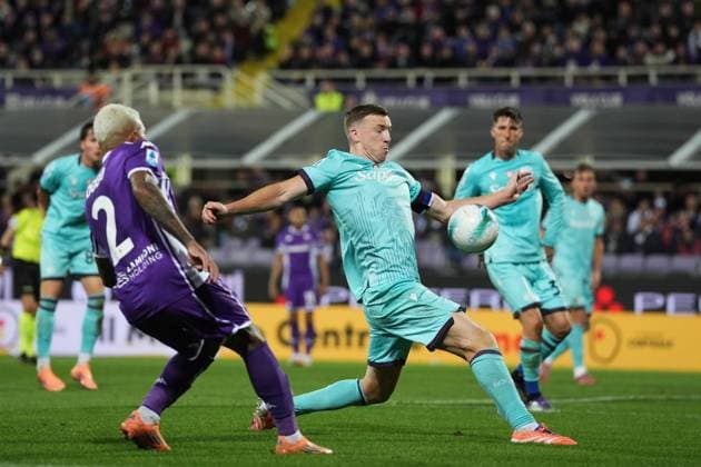 Fiorentina™s Dodo fights for the ball with Bologna s Lewis Ferguson with hand during the Serie A soccer match between Fiorentina and Bologna at the Artemio Franchi Stadium in Florence, north Italy - Sunday, October 26, 2025 -  Copyright: xMassimoxPaolone LaPressex