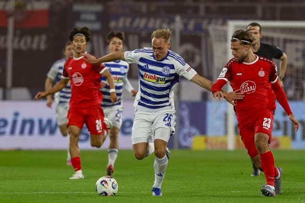Duisburg, Germany, 26 10 25 Florian Krüger MSV Duisburg and Jose Enrique Rios Alonso Rot Weiss Essen fighting for the ball during the match of the 3 Liga MSV Duisburg vs Rot Weiss Essen in the schauinsland reisen arena Duisburg schauinsland reisen arena North Rhine Westphalia Germany Copyright: xBrauer-Fotoagenturx xAdrianxSchlx