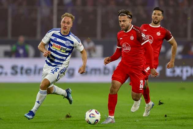 Duisburg, Germany, 26 10 25 Florian Krüger MSV Duisburg and Jose Enrique Rios Alonso Rot Weiss Essen fighting for the ball during the match of the 3 Liga MSV Duisburg vs Rot Weiss Essen in the schauinsland reisen arena Duisburg schauinsland reisen arena North Rhine Westphalia Germany Copyright: xBrauer-Fotoagenturx xAdrianxSchlx