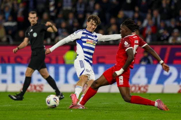 Duisburg, Germany, 26 10 25 Jan Simon Symalla MSV Duisburg and Franci Clarck Bouebari Kitsamoutsele Rot Weiss Essen fighting for the ball during the match of the 3 Liga MSV Duisburg vs Rot Weiss Essen at the schauinsland reisen arena Duisburg schauinsland reisen arena North Rhine Westphalia Germany Copyright: xBrauer-Fotoagenturx xAdrianxSchlx