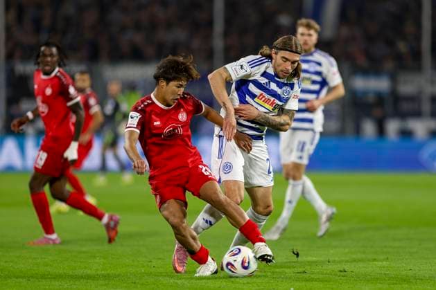Duisburg, Germany, 26 10 25 Kaito Mizuta Rot Weiss Essen and Joshua Bitter MSV Duisburg fighting for the ball during the 3 Liga match MSV Duisburg vs Rot Weiss Essen at schauinsland reisen arena Duisburg schauinsland reisen arena North Rhine Westphalia Germany Copyright: xBrauer-Fotoagenturx xAdrianxSchlx