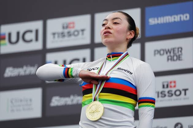 2025 Tissot UCI Track World Championships Picture by Alex Whitehead SWpix.com - 26 10 2025 - Cycling - 2025 Tissot UCI Track World Championships - Velodromo PenalolÃ n, Santiago, Chile - Women s Points Race Podium - Yareli Acevedo Mendoza (Mexico) receiving the Gold Medal to become World Champion Copyright: x xSWpix.comx(t axPhotographyxHubxLtd)xAlexxWhitehead SWpix.comx SWP-3030-11898
