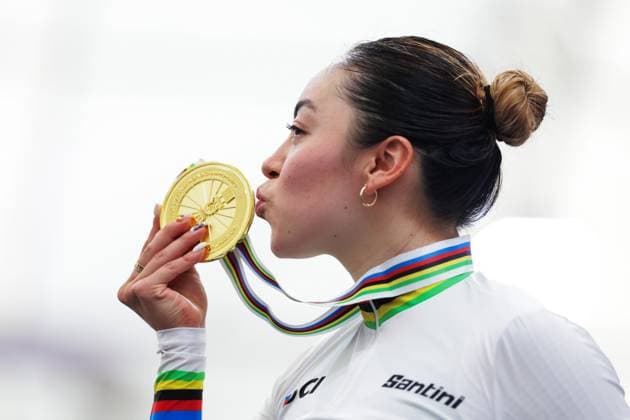 Sport Bilder des Tages 2025 Tissot UCI Track World Championships Picture by Alex Whitehead SWpix.com - 26 10 2025 - Cycling - 2025 Tissot UCI Track World Championships - Velodromo PenalolÃ n, Santiago, Chile - Women s Points Race Podium - Yareli Acevedo Mendoza (Mexico) receiving the Gold Medal to become World Champion Copyright: x xSWpix.comx(t axPhotographyxHubxLtd)xAlexxWhitehead SWpix.comx SWP-3030-11905