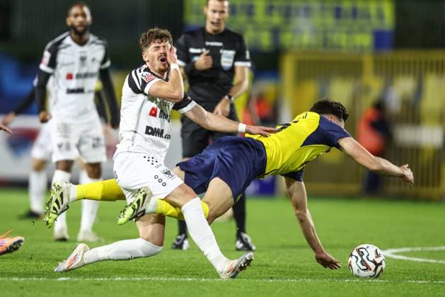 STVV s Arbnor Muja and Union s Ross Sykes fight for the ball during a soccer match between Royale Union Saint-Gilloise and Sint-Truidense VV, Sunday 26 October 2025 in Brussels, on day 12 of the 2025-2026 Jupiler Pro League first division of the Belgian championship. BRUNOxFAHY  x138038741x